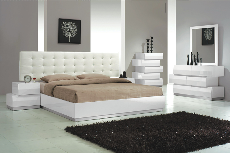 Cal.King Size Bedroom 4pc Set White Finish | Hot Sectiona