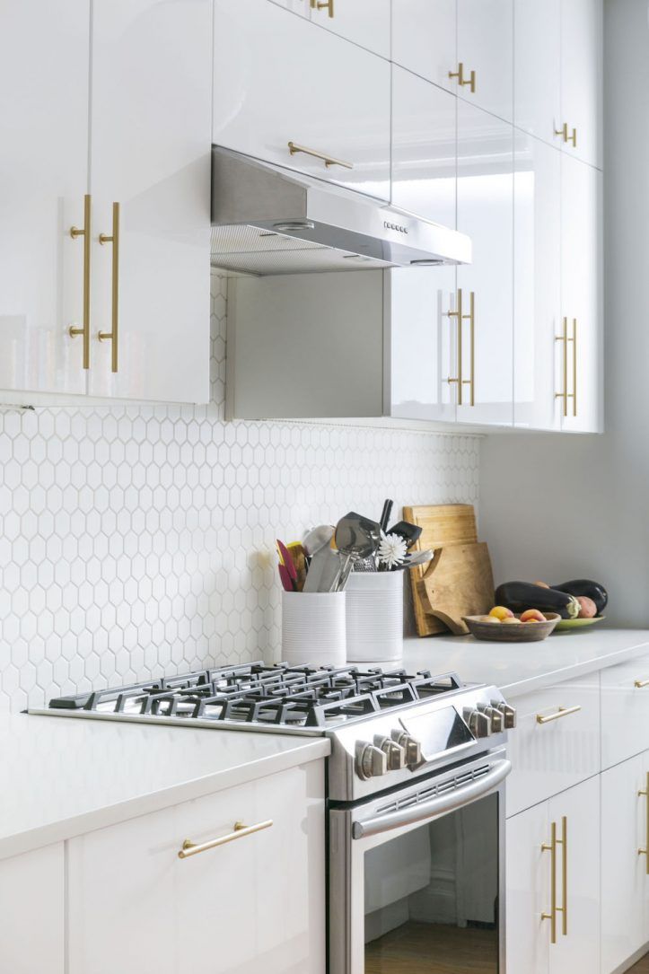 Setting a White Gloss Kitchen in Modern  Style