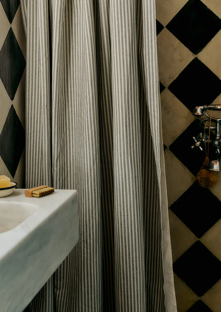 Shower Curtain Can Add Texture and  Comfort to Your Bathroom