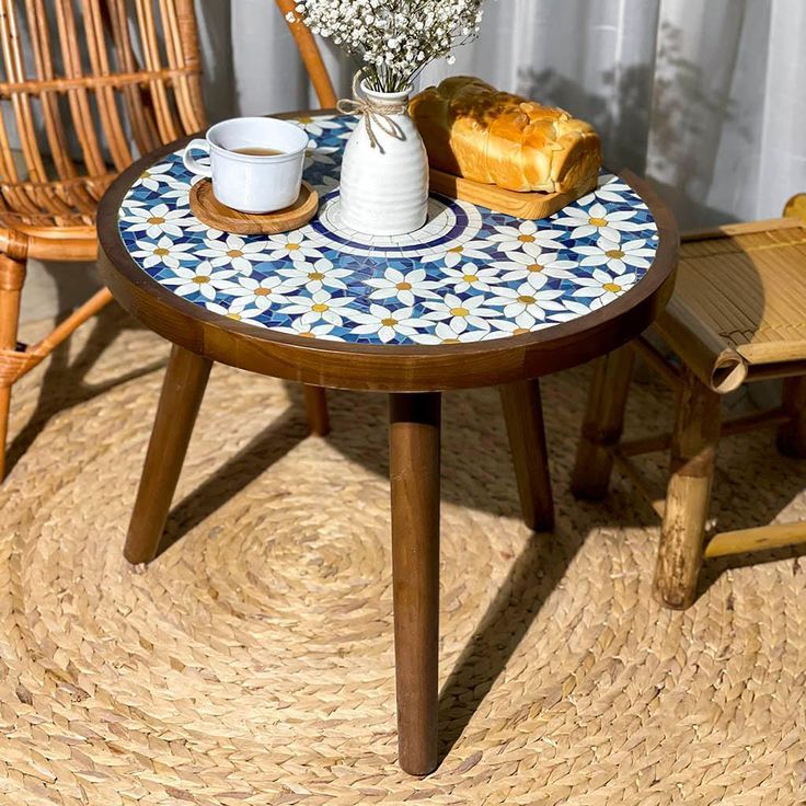 Small Round Table for Easy Use and Powerful Interaction