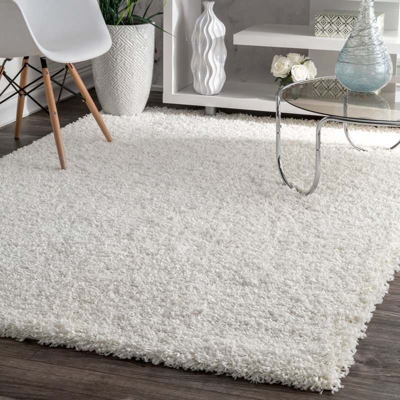 Pros and cons of white rugs