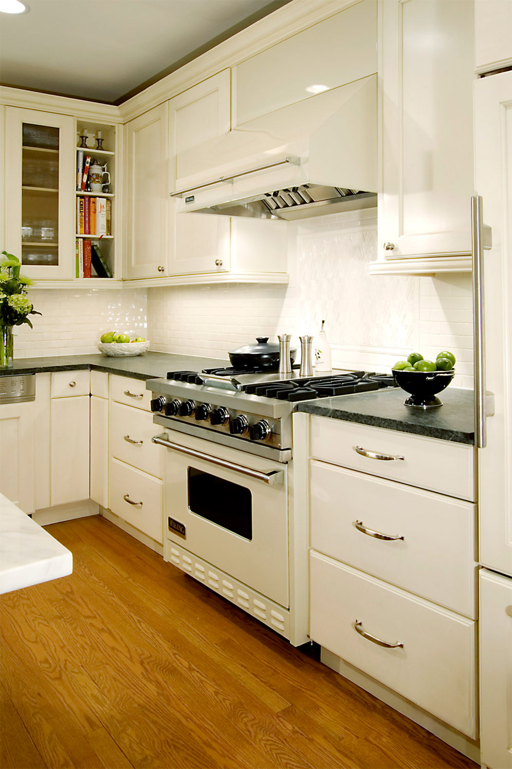 white kitchen cabinets with white appliances white kitchen appliances are trending white hot | apartment therapy DJFUVEQ
