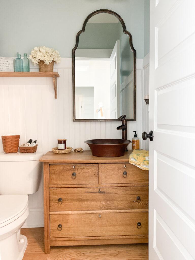 Farmhouse bathroom: Combine vintage⁣ charm with modern comforts for warmth
