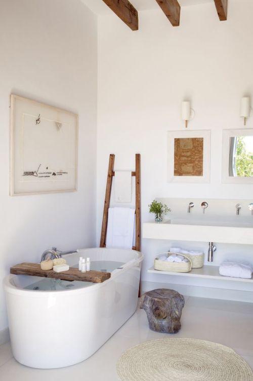 Create a⁤ theme ‍with seaside elements for a coastal eclectic bathroom