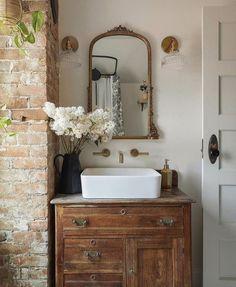 Vintage wooden bathroom accents introduce charming ⁣character and nostalgia
